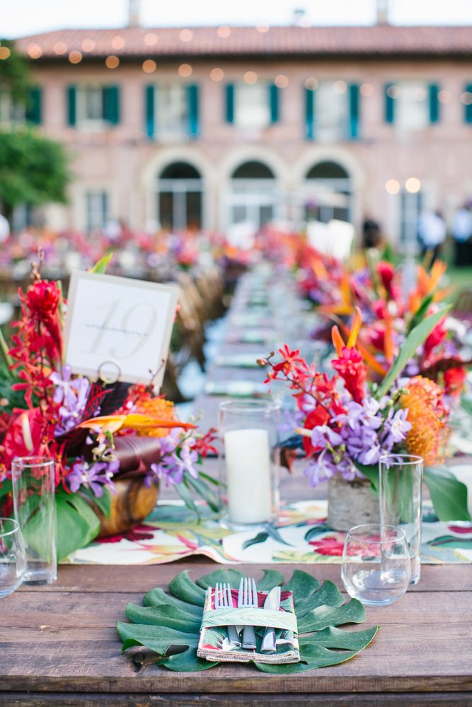 weddingweekhi's tweet photo. To share a meal with loved ones calls for a bloomin' display. Photo by the amazing team at Absolutely Love Photography. #WWH2018 https://t.co/zcBApy0Vmk