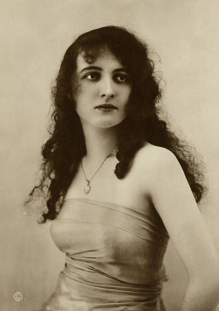 Picture of Agnes Souret in 1920 was a French actress and dancer who was the winner of the inaugural Miss France competition