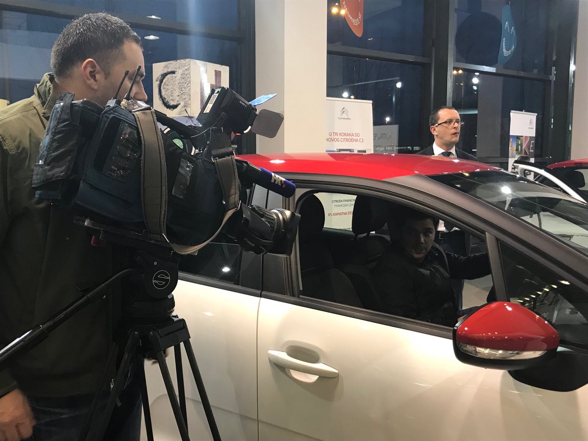 Kad si dragog nagovoris da stane pred kameru... veceras #hrt Dnevnik... valjda me nece ostaviti zbog stresa 😂😂😂 tema - nizi porez za kupovinu automobila..