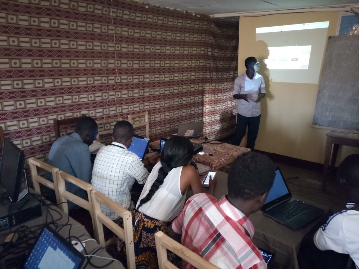 python_show's tweet image. Python Show Journée 2 à Ngaoundéré ça continue à Multisoft derrière hôtel Packem avec Prakasso Daniel sur le développement web avec Python et Django  #pythonshow #python #webdevelopment #html #css #django #techlake