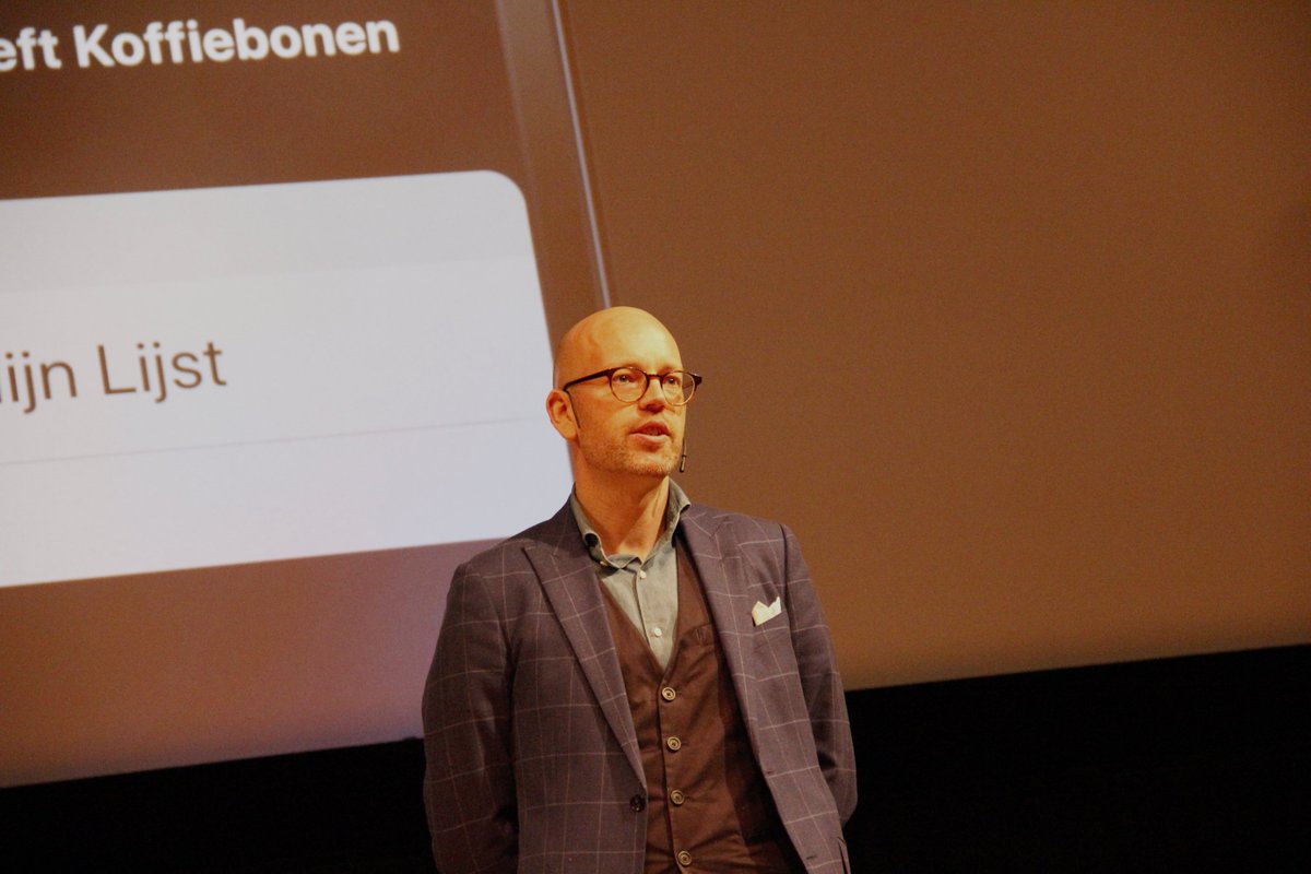 IAA_NL's tweet photo. Dave Frauenfelder voorspelt dat ieder Nederlands huishouden een Smart Speaker krijgt en vanaf nu merken gaan voice first ontwikkelen. En écht iedereen gaat coins uitbrengen!

#davefrauenfelder #vodafoneziggo ##kdk18 #koffiedikkijken #returnoftheindustry #toekomstvoorspellingen https://t.co/ypH3ynvfip