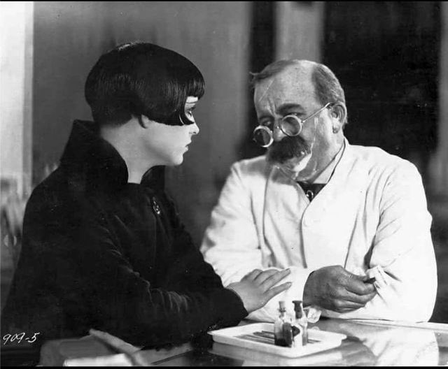 SilentRevue's tweet photo. Louise Brooks and #ChesterConklin, “A Social Celebrity” 1926. #botd #lostfilm #checkyourattics https://t.co/LLfE0ipUuN