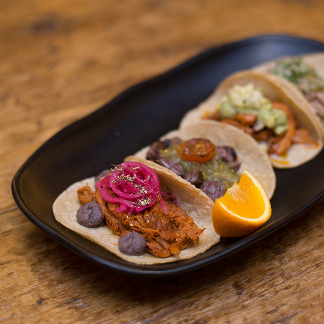 PlateaMAD's tweet photo. 💭 Una teoría sobre el origen de la palabra taco, es que el término 'tlahco' del idioma náhuatl, significa 'en el medio'. 
🌮 Y casualmente, es en la mitad de la tortilla donde se coloca su delicioso relleno. 
📍 ¿Te vienes a #BesoDeSal a probarlos? Estamos en la planta -1 (foso) https://t.co/KXklcf5Q9Z