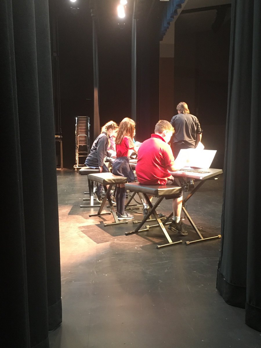 DavisMusicTeach's tweet photo. Behind the scenes at the Keyboard concert! @teachrock4life #davis4 https://t.co/exoxSO5n2i