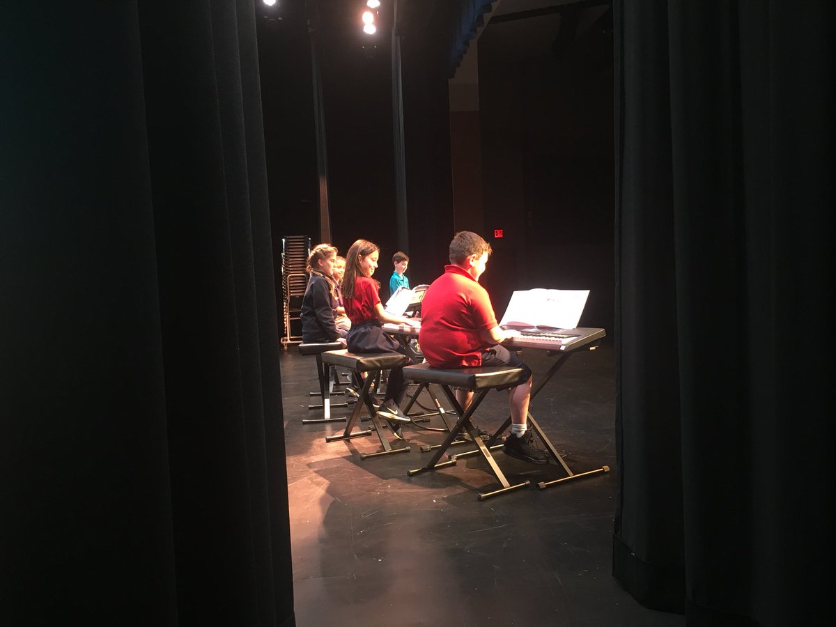 DavisMusicTeach's tweet photo. Behind the scenes at the Keyboard concert! @teachrock4life #davis4 https://t.co/exoxSO5n2i