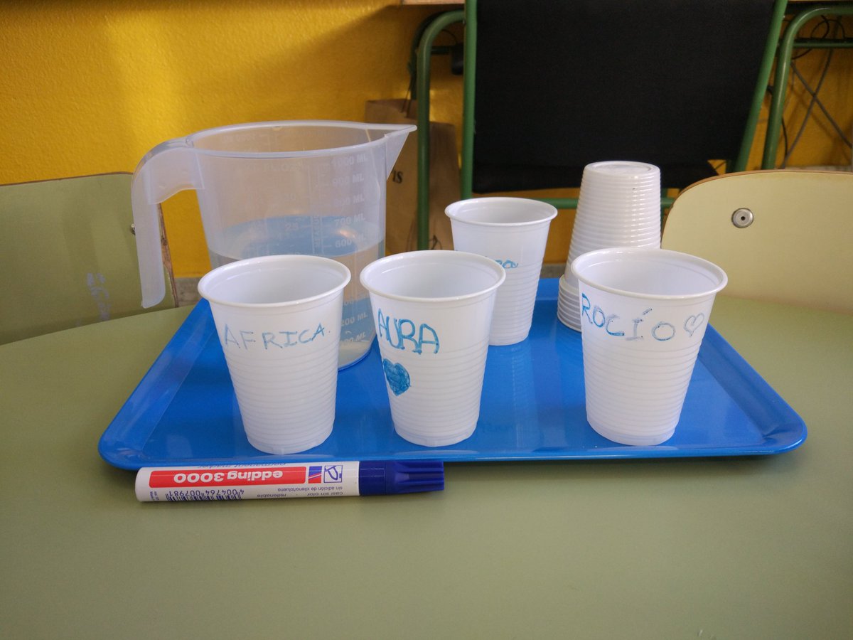 Paulabercianopt's tweet photo. Me dijeron que mis alumnos pedían mucho ir al baño... Pensé: les pongo agua y así aprovechamos los momentos de fatiga para que se hidraten, se muevan por clase, practican hábitos, equilibrio... Lo cierto es que nunca me piden ir al baño 🤣 #vidapractica #montessori #escuelaactiva https://t.co/y2jyjQOZI4