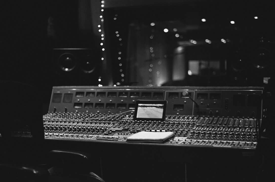 Check out this wonderful collection of analogue B&amp;W photos taken during the recording of Bill Fay's LP III 

Photos by Josh Taylor (IG @outdoor_escalators)
#recording #studio #analogue #Neve #BillFay