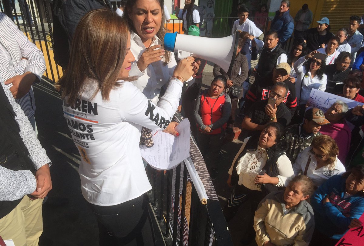 KarenQuirogaA's tweet photo. En este encuentro con simpatizantes y militantes del Pueblo de Santiago Acahualtepec me acompaña la diputada @PennyCamposG. #VamosAdelante #precampaña https://t.co/uPMfqlN5Cu