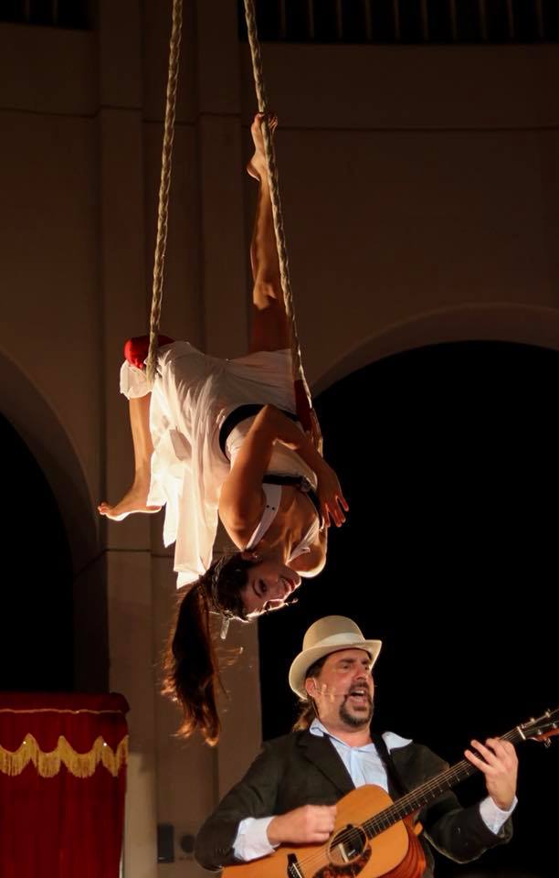 Hoy, última función de LUX (teatro, arte circense y música) en el Olimpo a las 8pm ENTRADA LIBRE. #MéridaFest2018 #CapitaldelaCultura 📸: <a href="/KikeRivera2902/">Kike Rivera</a>