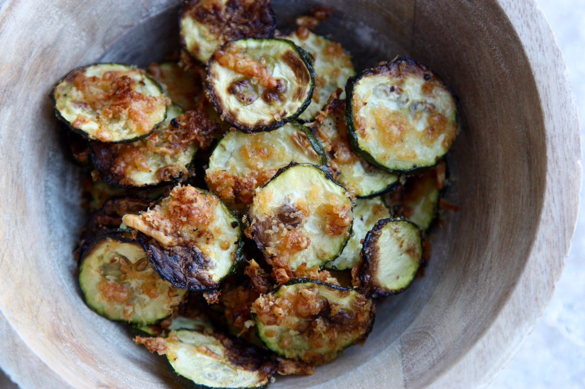 Healthy snacking just got a whole lot better! Try these baked Parmesan zucchini chips, you will ❤️ them. goodthymekitchen.com/baked-parmesan…