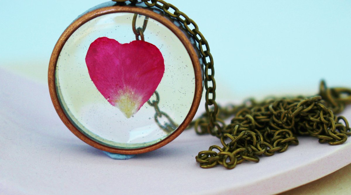 Excited to share the latest addition to my #etsy shop: great valentines day #gift real pressed heart shaped rose petal in a copper frame bezel
you can find in link posted in comments
