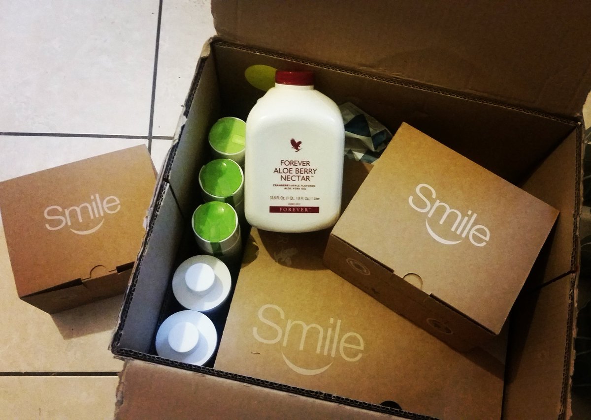 From_Fiona's tweet photo. A box full of smiles ☺☺☺ Our company has a saying "If it doesn't make you smile; change it" ☺☺ A rule to live by 😉💞.....#flpireland #aloechallengeire #smile https://t.co/C2KdiYS7Ef