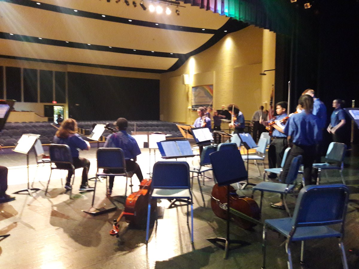 mainlandstrings's tweet photo. First performance of the year! The opening of the 8th grade extravaganza!! So happy to open the event 😊 https://t.co/fpcDaE8A0U