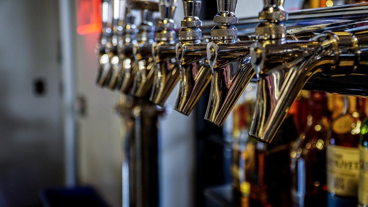 PointPatioBar's tweet photo. It’s Thursday, you know what that means? 1/2 off all craft beers!!! 🍺😎🍺 #DailySavings #ColdOne https://t.co/Gs8RZ3nsRm
