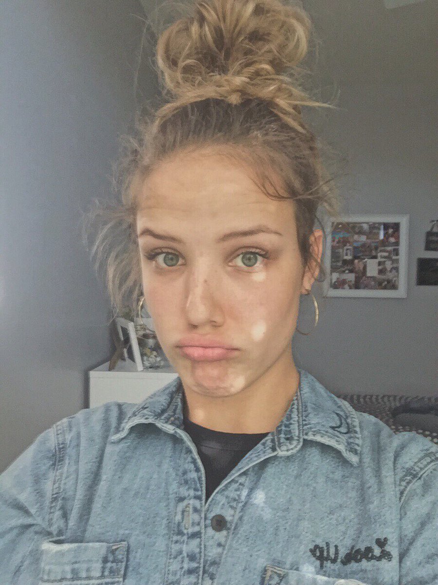 kendallmellow9's tweet photo. Shoutout to the person who made hoop earrings a thing again I’m diggin it💁‍♀️ https://t.co/BkLdV42AOq