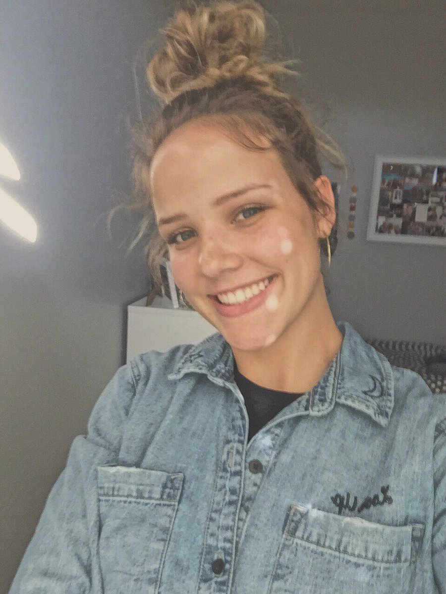kendallmellow9's tweet photo. Shoutout to the person who made hoop earrings a thing again I’m diggin it💁‍♀️ https://t.co/BkLdV42AOq