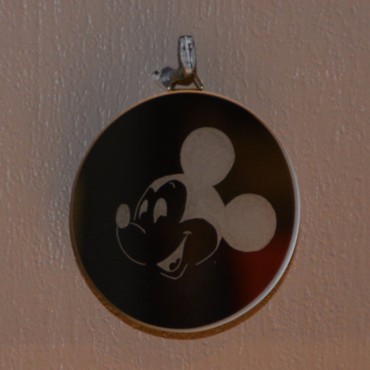 FAN_tastic_ART's tweet photo. Engraved on a little mirror - #MickeyMouse 

Hang your favorite #Disney characters on a wall. Don't hesitate and collect them all!

👉 https://t.co/wCwF6rB49s 👈

@Mickey_News @AlwaysInTheClub @mickeystories @MickeyPTX @runnDisney @TheDisneyBlog @Blog_Mickey https://t.co/5xxXCavQRl