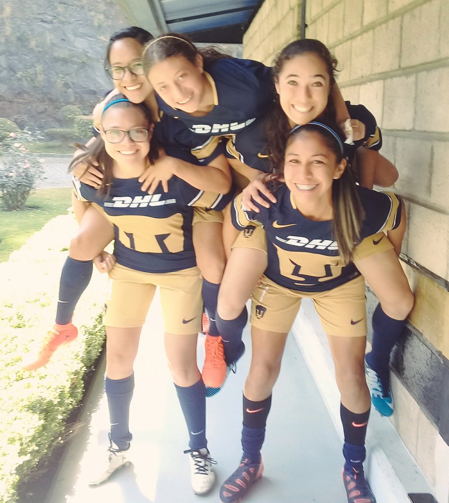 anakren_lopez's tweet photo. Estos momentos sólo te los regala el fútbol⚽❤ sesión de fotos📸 #NZ14 #DP24 #RR3 #PL15 #AL7 #UnidasVenceremos #PumasFemenil #LigaMXFemenil #FutSinGénero #UnidasVenceremos #PorNuestraHistoria https://t.co/x27rwffde1