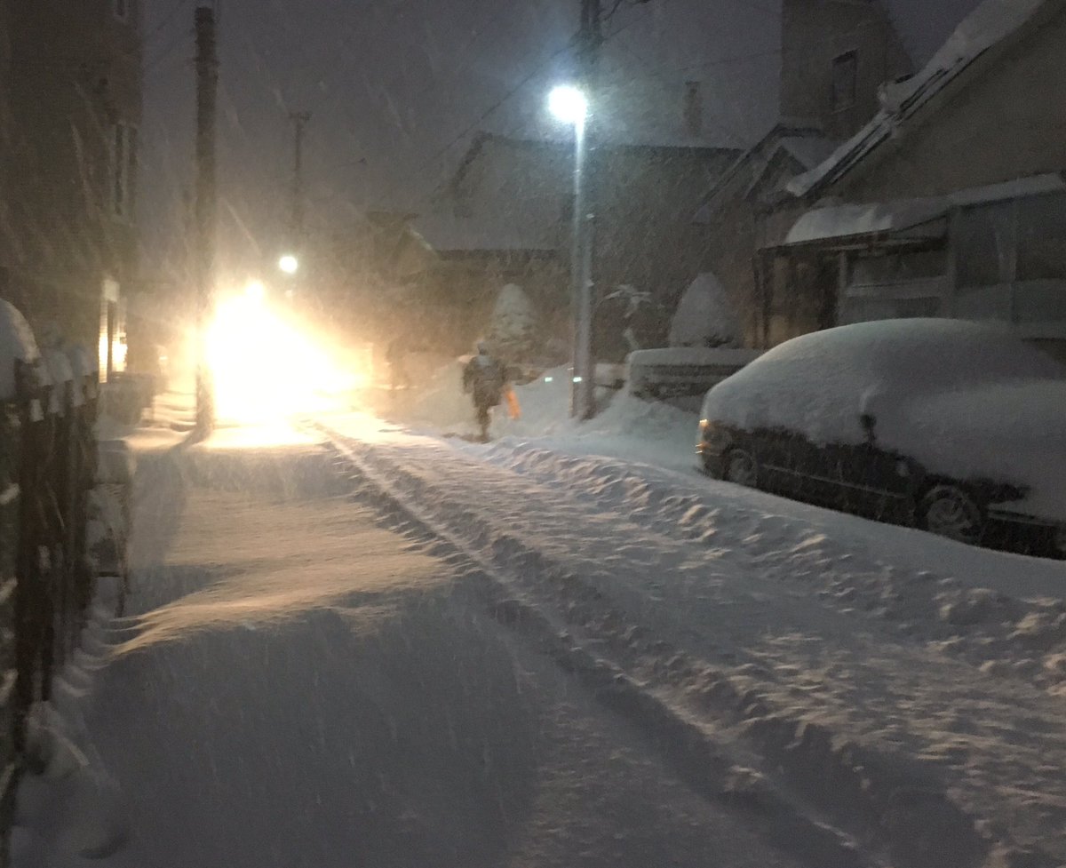 本間勝美 函館地方は大雪 昨夜23時に13cmだった積雪は今朝7時現在48cmと一夜で35cmも この大雪 で航空 鉄道 道路と影響が出ています これから函館地方には西から北から雪雲が入る影響でさらに積雪は増えそうです 函館 函館天気 函館大雪 T 本間勝美 函館地方は大雪 昨夜23時に13cmだった積雪は今朝7時現在48cmと一夜で35cmも この大雪 で航空 鉄道 道路と影響が出ています これから函館地方には西から北から雪雲が入る影響でさらに積雪は増えそうです 函館 函館天気 函館大雪 T