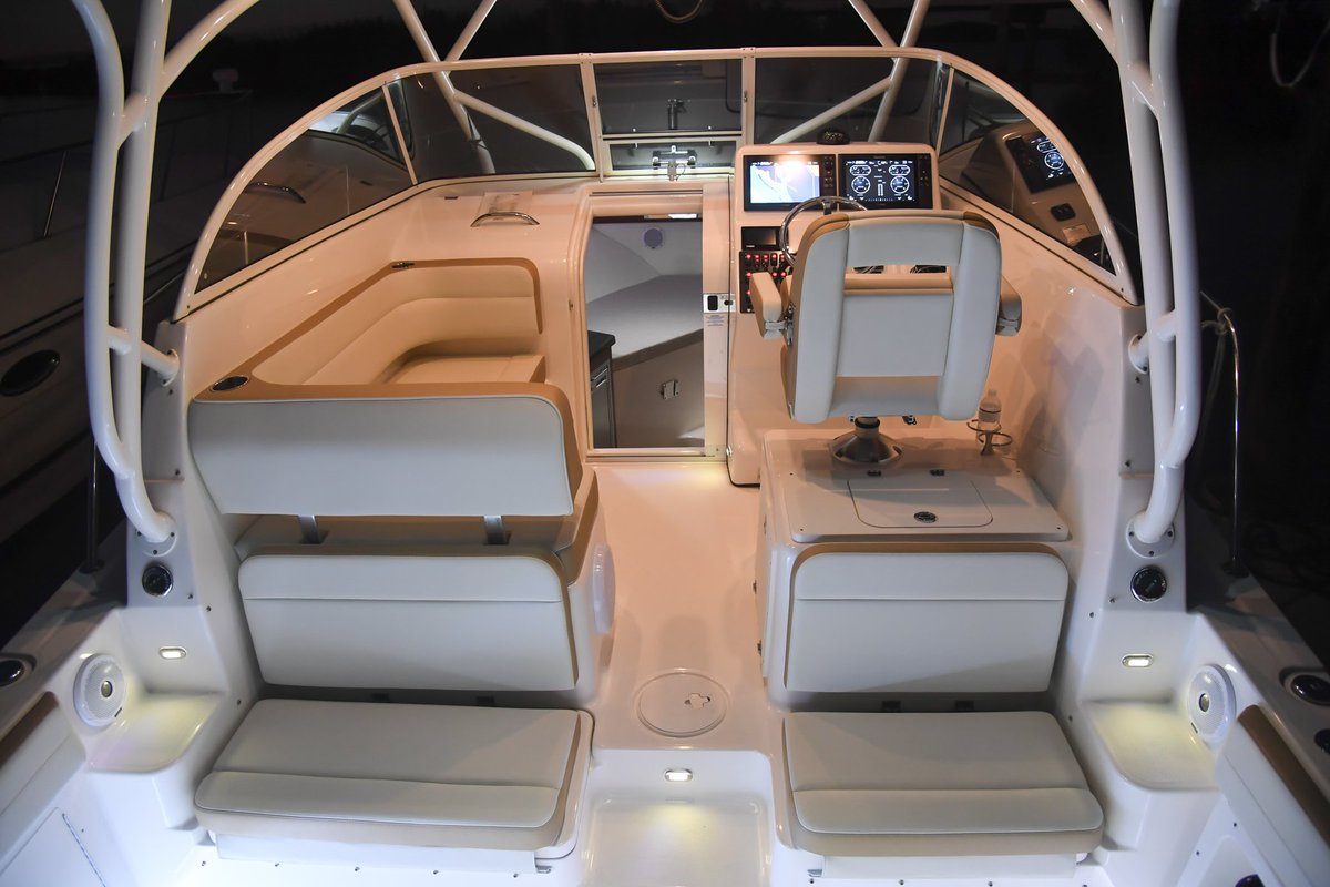 CenturyBoats's tweet photo. The 30 Express delivers with the amenities and luxury you need. #CenturyBoats #demanditall #luxury #reliability #fishability #boating #boatinglife #fishing #saltwaterfishing #madeinflorida #madeintheusa #30Express https://t.co/VkzEwdIho2