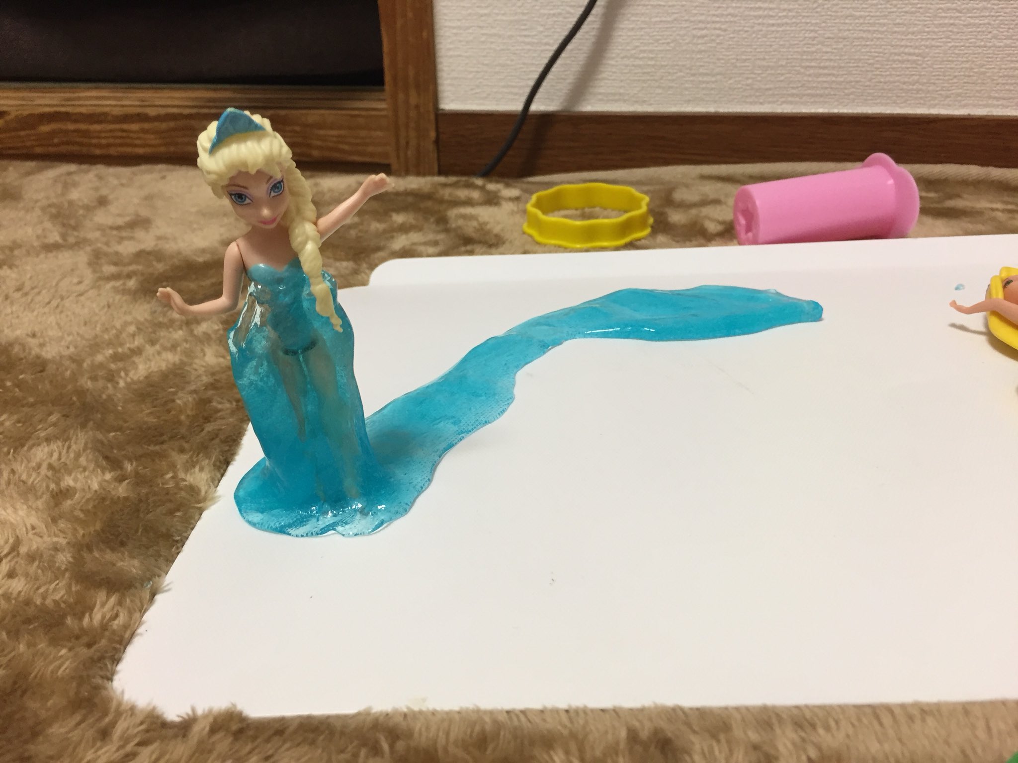 みかこなお Twitterissa セリアで買った ふしぎなクリアジェル スライムのような 小麦粘土よりは柔らかい感じ 色がエルサのドレスにピッタリでした 他に ピンクと黄色も 埃がつきやすいのが難点ですが 楽しんでます セリア ふしぎなクリアジェル T