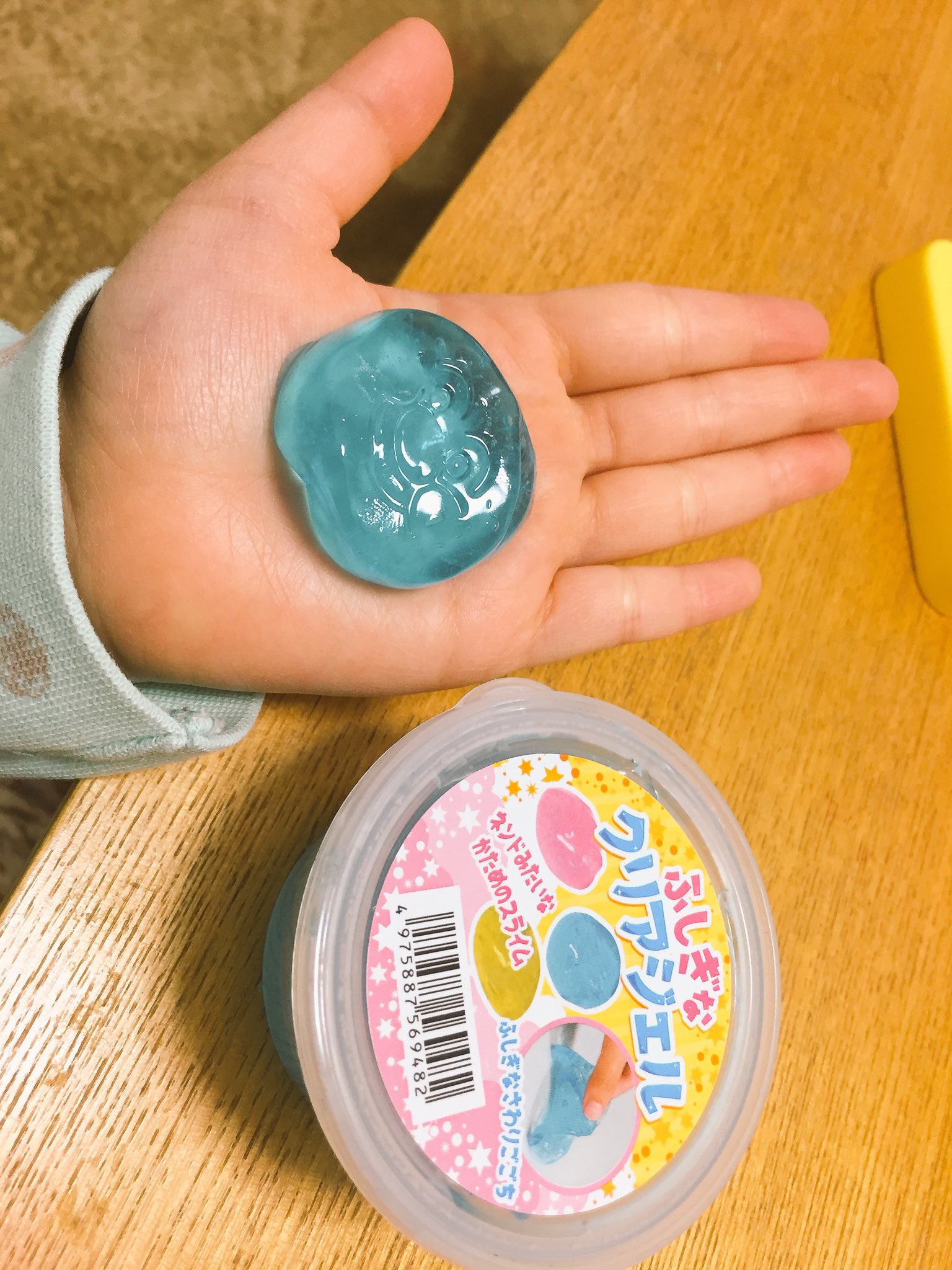 みかこなお Twitterissa セリアで買った ふしぎなクリアジェル スライムのような 小麦粘土よりは柔らかい感じ 色がエルサのドレスにピッタリでした 他に ピンクと黄色も 埃がつきやすいのが難点ですが 楽しんでます セリア ふしぎなクリアジェル T