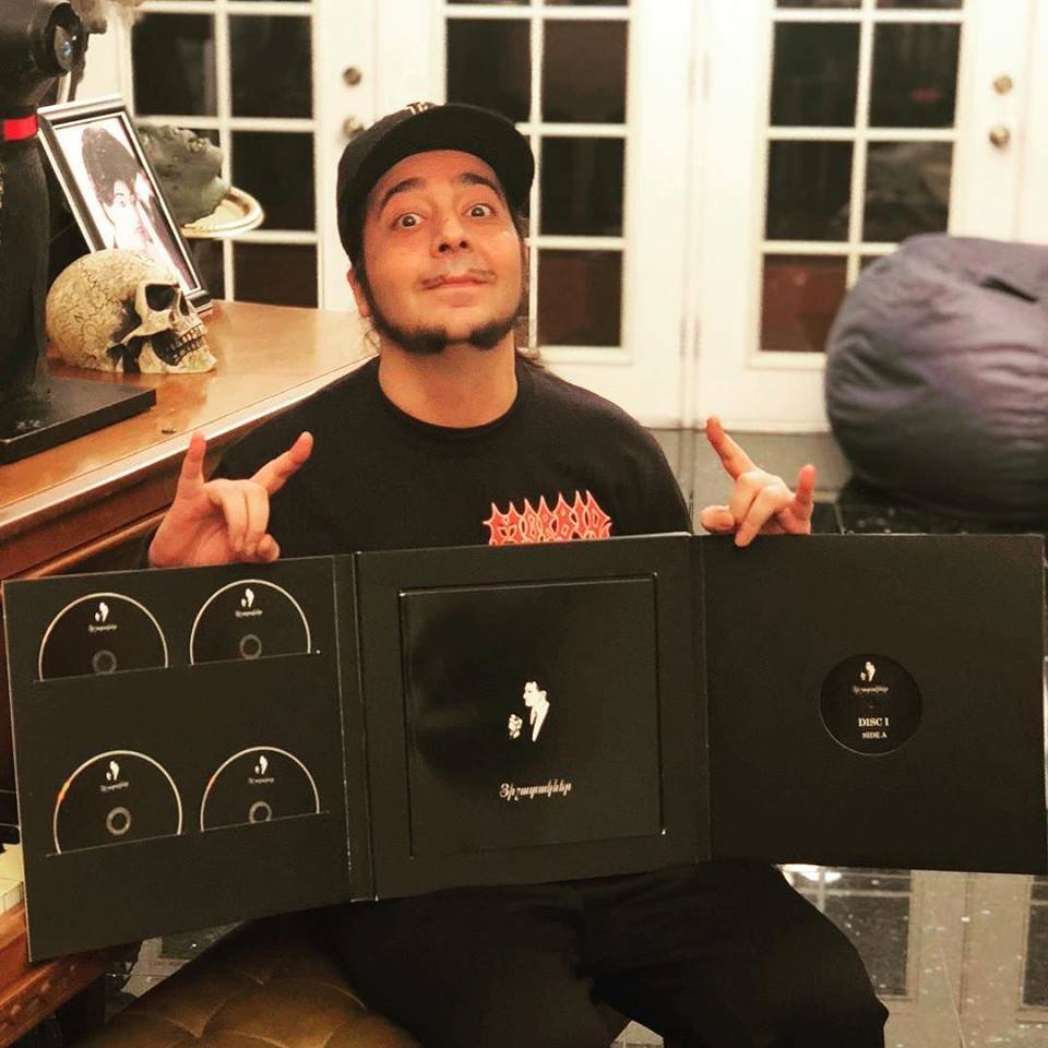 SOADNews's tweet photo. Daron Malakian at his house showing his Paul Baghdadlian collection!
#SOADNews #Daron #Collection https://t.co/lOKAioM4Hx
