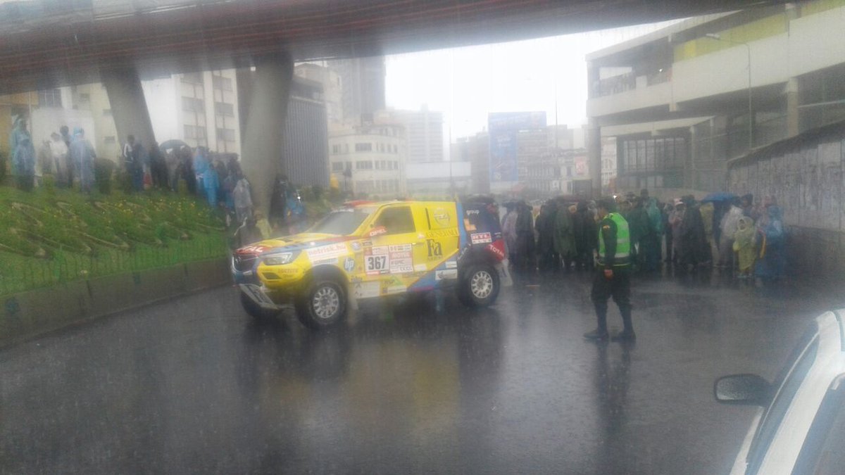 Sumaj_Warmi's tweet photo. El #Dakar2018 se encuentra con bloqueo en plena plaza de #SaFrancisco.
#AbrogarElCódigoPenal https://t.co/sLpufPvvG8