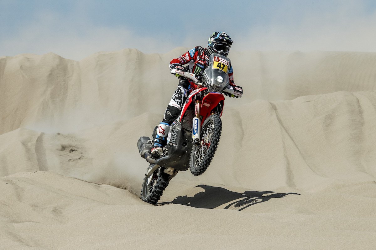 #Dakar2018 #CampeonesDakar ¡Culminó la 6ª Etapa de Motos con triunfo de <a href="/antoinemeo8/">Antoine Meo</a> y <a href="/KTM_Racing/">RED BULL KTM FACTORY RACING</a>!

¡<a href="/kmbenavides/">Kevin Benavides</a> 🇦🇷 quedó 3º a 30 segundos y ahora es el nuevo líder de la general! 👏👏👏