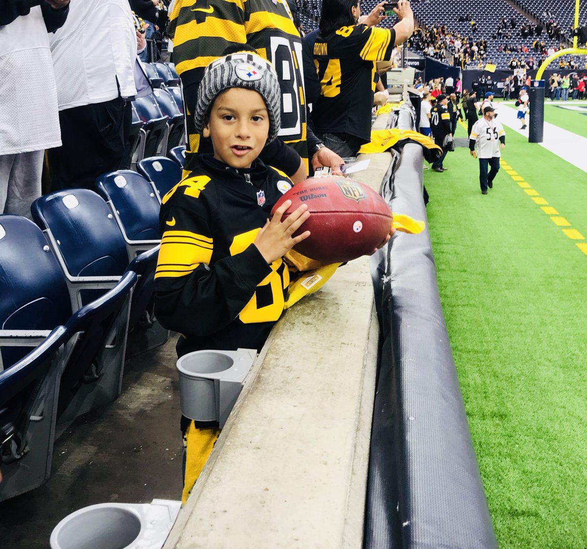 Reyjr06's tweet photo. #TBT @steelers Vs Texans on Christmas Day! My son's first @steelers game and @Bud_Dupree made it special by giving him a football! One of the happiest days ever!My son will cherish this day for a very long time! Till this day, boy sleeps with that ball. lol Thanks @Bud_Dupree https://t.co/wJFE4wjjhW