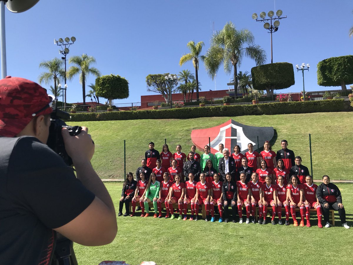 AtlasFCFemenil's tweet photo. ¡Hoy nos tomamos la foto oficial para el Clausura 2018! 😃🔴⚫️📸 https://t.co/BQaSIv8OsH