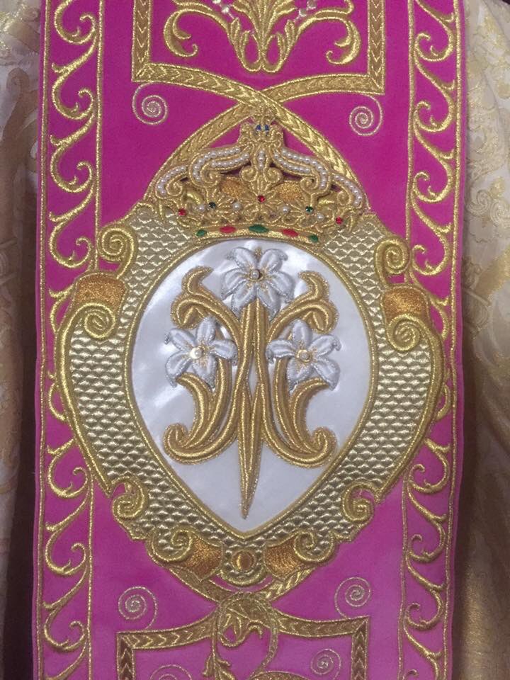 bordadosperales's tweet photo. Ave Maria con azucenas.
Detalle del bordado de una cáete de la casulla rosa.
Cada trabajo diferente.
https://t.co/fNcx4TDE7S
#casulla #casullas #casullabordada #casullaenoro #casullarosa https://t.co/4kVeneyxIN