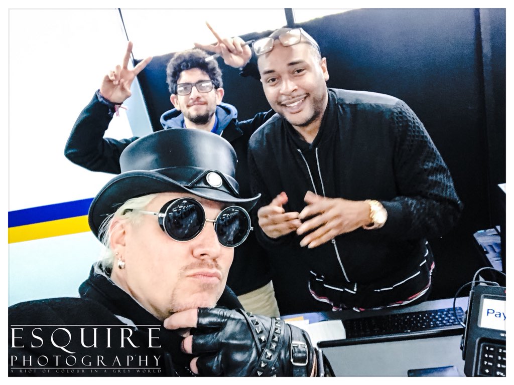 EsquirePhoto's tweet photo. A shout out to Will and his team at #PaylessCar #LAX for helping me get an awesome #Hyundai Elantra SE! Your #customerservice rocks! #besomebody #success #travel #wanderlust https://t.co/BtopeQTs7u