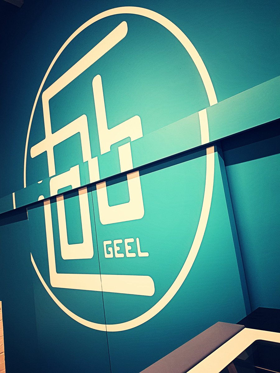 FabLab_Geel's tweet photo. #KOGEKA #SchilderwerkEnDecoratie werkt muur #fablabgeel volledig af met muursticker #Roland https://t.co/pxKdkw5ua6
