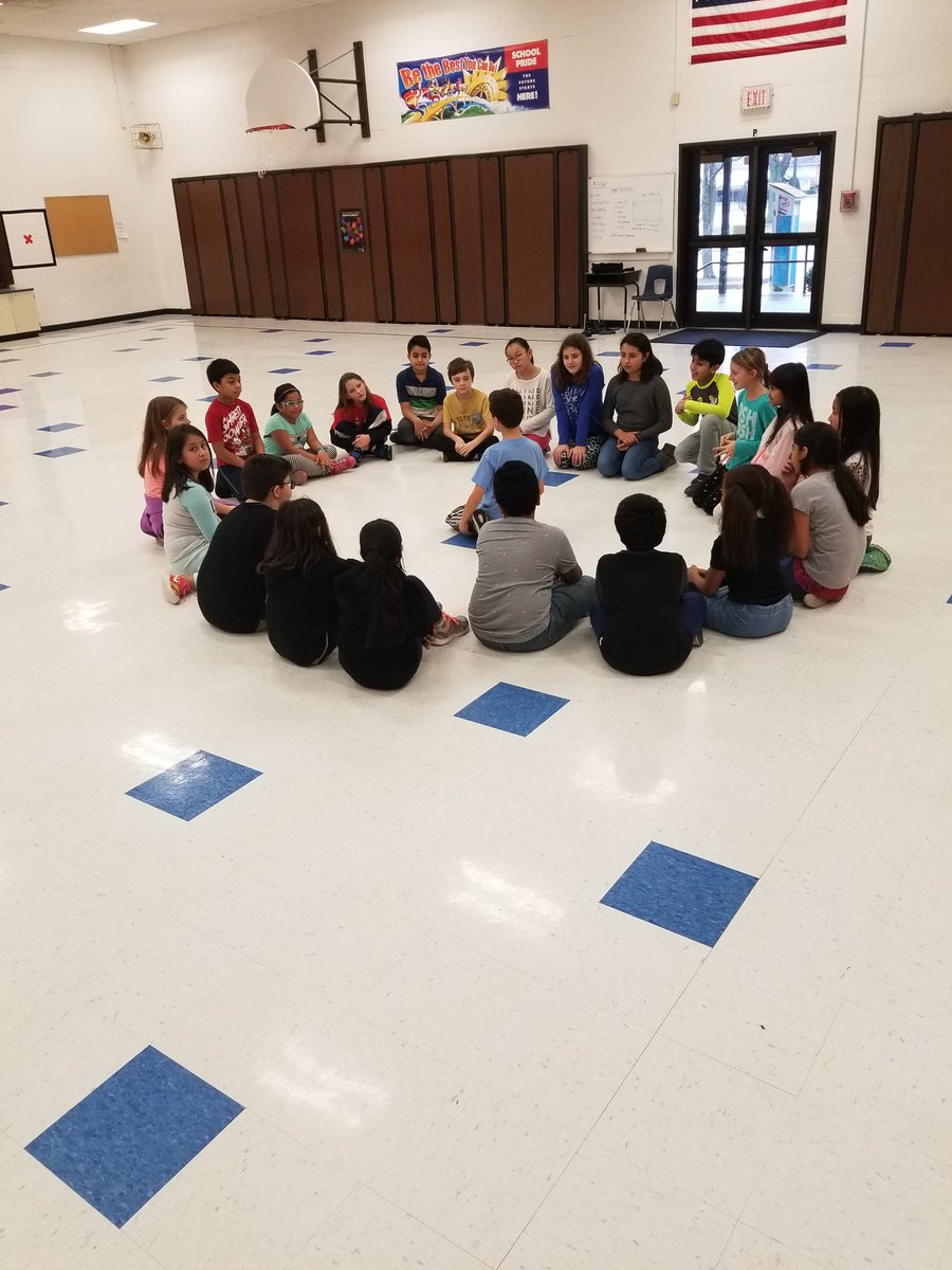 Coachvillamil's tweet photo. Students discuss the best way to complete a task together #studentledclass
#teambuilding #teamwork #collaboration https://t.co/EgKABRVLkM