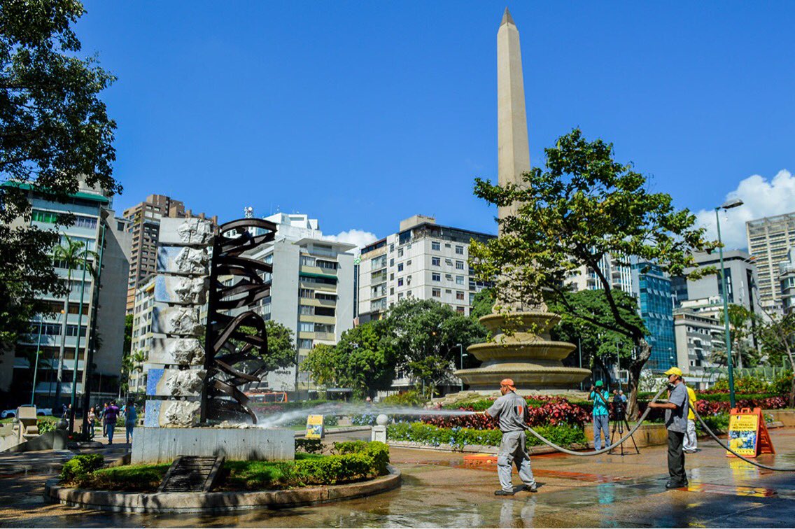 Chacao's tweet photo. Hoy estuvimos en la Plaza Francia de Altamira , ícono de la ciudad, haciendo labores de poda, limpieza, ornato, lavado profundo y reparaciones en toda la plaza, para darle una nueva cara. #trabajandoxchacao https://t.co/bS38qAHJKU
