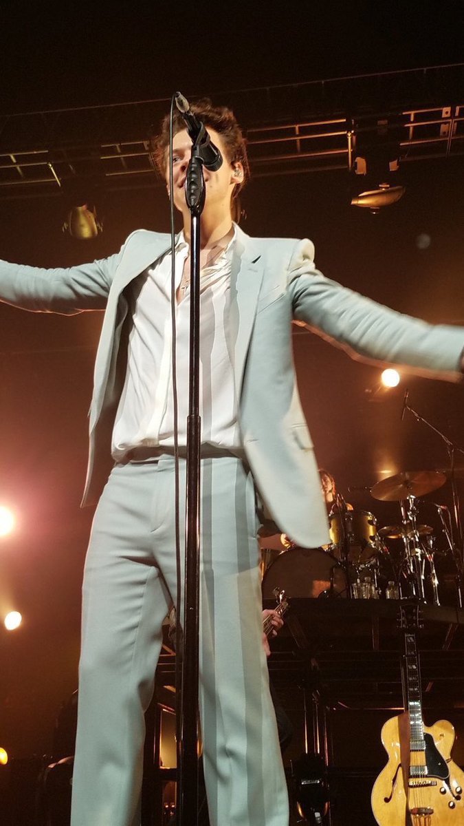 cherriesforhes's tweet photo. o dia em q eu conseguir sentir os braços desse homem rodeando a minha cintura e sentir a respiração dele no meu pescoço eu vou ser a pessoa mais feliz do mundo nesse momento  por que eu te amo @Harry_Styles eu te amo tanto que isso chega a sufocar. ❤️ https://t.co/yyF0VP7N5E