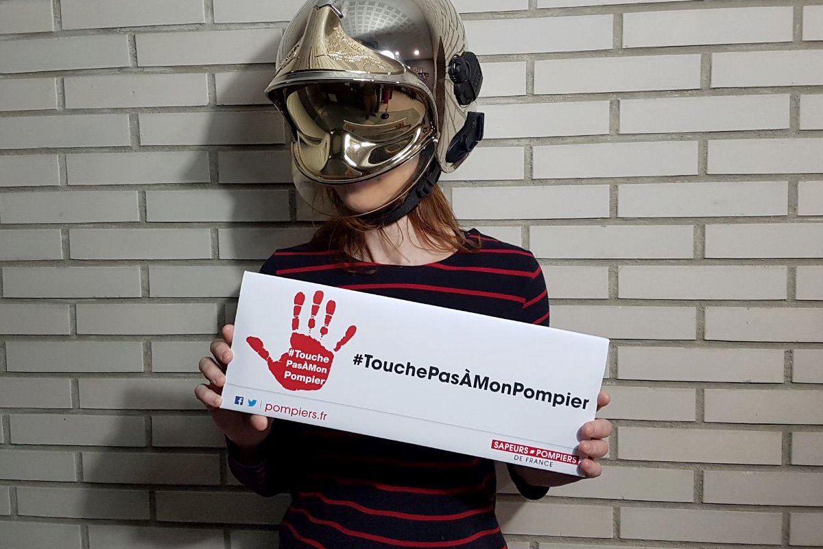 PompiersFR's tweet photo. 🚨Il faut protéger ceux qui nous protègent ! Les violences envers les 🚒#pompiers doivent cesser ! 
👍Affichez votre soutien aux pompiers en postant un message ou un #selfie ❤ sur les réseaux sociaux avec le Hashtag #TouchePasàMonPompier
➡️ En savoir + https://t.co/GB1kxRIfvx https://t.co/LVyxrixJU2