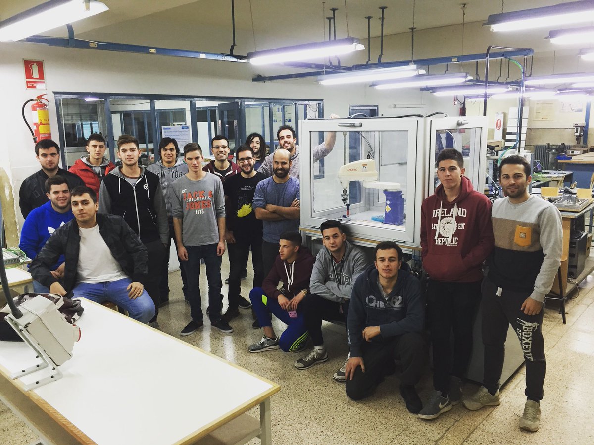 VedrunaNavas's tweet photo. Avui us presentem als alumnes d’Automatització i Robòtica Industrial de 2n! #ciclesformatius #ari2 #formacióprofessional https://t.co/3HZP4E4GkA