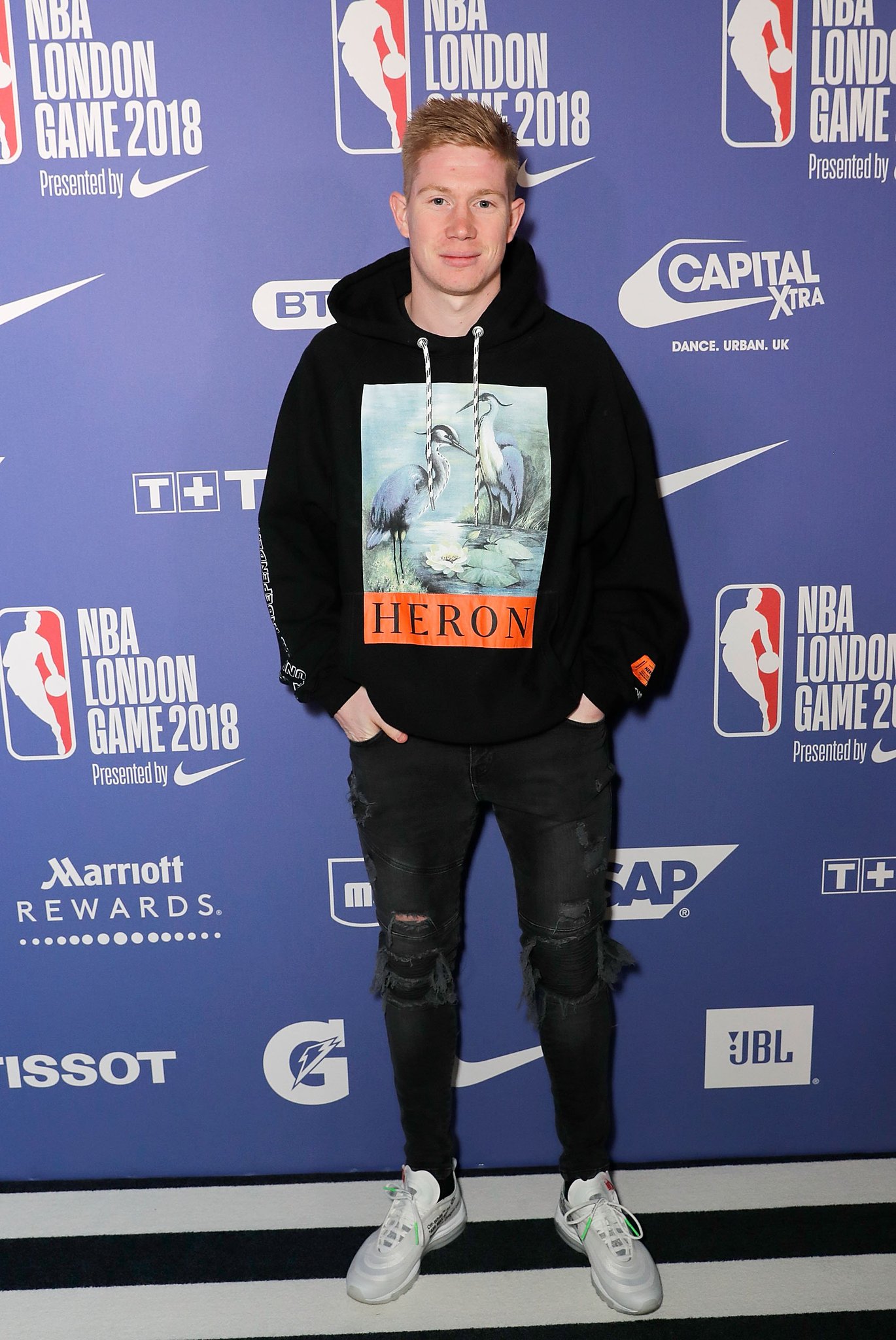theorie Bloesem Rentmeester B/R Kicks on Twitter: "Kevin De Bruyne in the Off-White x Nike AM97 at Celtics vs. 76ers #NBALondon https://t.co/ld6mhZc5fo" / Twitter theorie Bloesem Rentmeester B/R Kicks on Twitter: "Kevin De Bruyne in the Off-White x Nike AM97 at Celtics vs. 76ers #NBALondon https://t.co/ld6mhZc5fo" / Twitter