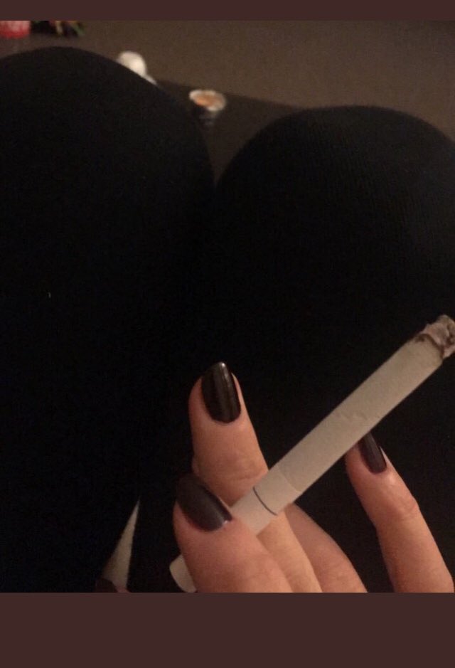 YVlass's tweet photo. Ben sigara keyfimi yaparken sen ayaklarımın dibinde uslu uslu bekleyeceksin aciz it! #sahibe #köle #slave #mistress #foot #feet #fetiş #bdsm https://t.co/AC6F5QMuDP