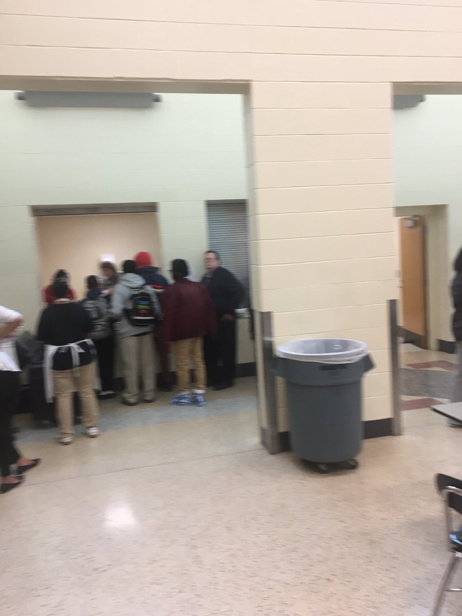 ArvieCrouch1's tweet photo. Mt. Healthy dinner program!  Awesome for our kids!  #onthemove #greatprogram @DrRevaCosby @mthfatbacks @MtHealthySchool @mthealthyowls https://t.co/T13YStUnP9