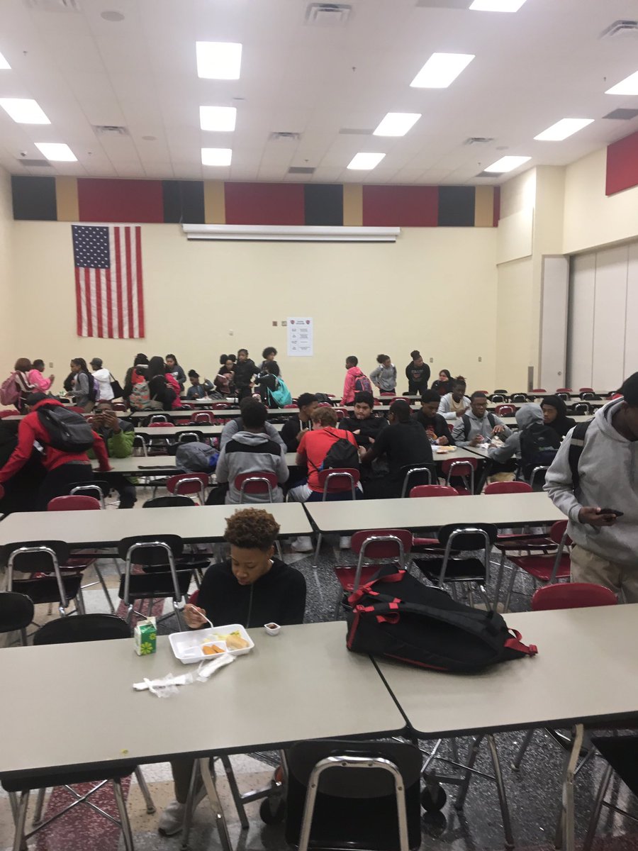 ArvieCrouch1's tweet photo. Mt. Healthy dinner program!  Awesome for our kids!  #onthemove #greatprogram @DrRevaCosby @mthfatbacks @MtHealthySchool @mthealthyowls https://t.co/T13YStUnP9