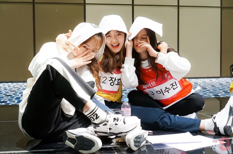 ArabFaveGirls's tweet photo. 180111 | فيسب��ك 
تحديث حساب mixnine الرسمي بـصور لسوجين مع متدربات mixnine☄️. https://t.co/e3eKVf1Rgy