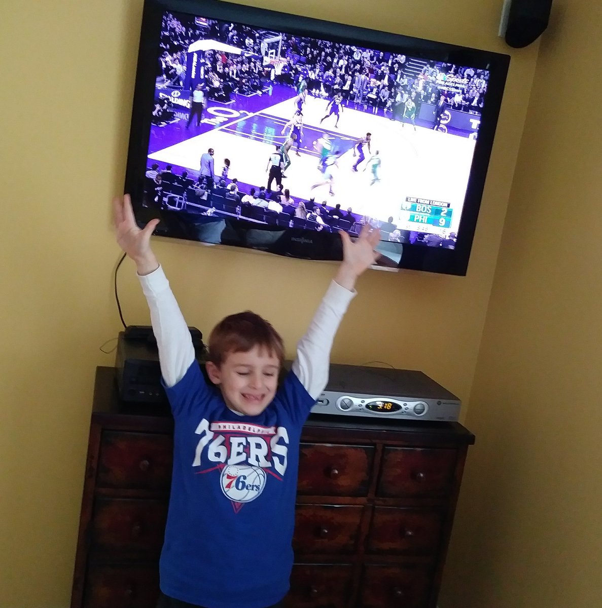Ultra_Ed's tweet image. Hey #NBCSPhilly, ran home from school...streaming in the living room!  Go Sixers!