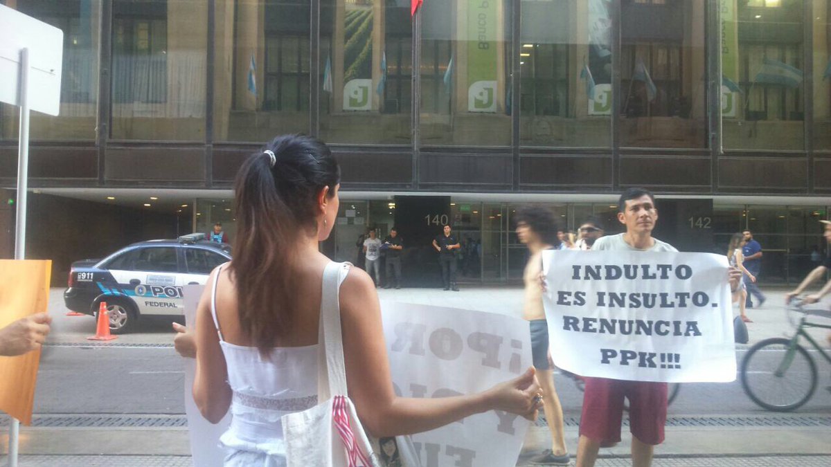 noakeikoarg's tweet photo. Ya estamos concentrando frente al Consulado, luego saldremos rumbo a Plaza de Mayo #FujimoriNuncaMás #IndultoEsInsulto #NulidadAlIndulto https://t.co/fa5yG4D5J7