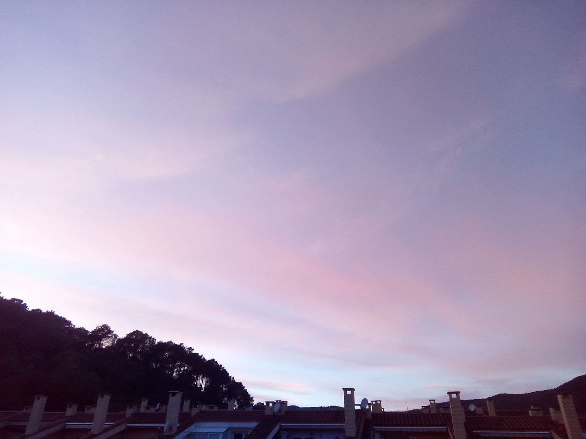 MeteoAdM's tweet photo. #Bonvespre des de la part alta #arenysdemunt Després dels #riuxats d'aquesta #matinda i fins a primera hora del #matí el dia s'ha anat aclarint amb una #tarda però enteranyinada de núvols alts #Batec Les últimes clarors del dia amb un to rosat en el cel https://t.co/X2H9mYCBZu