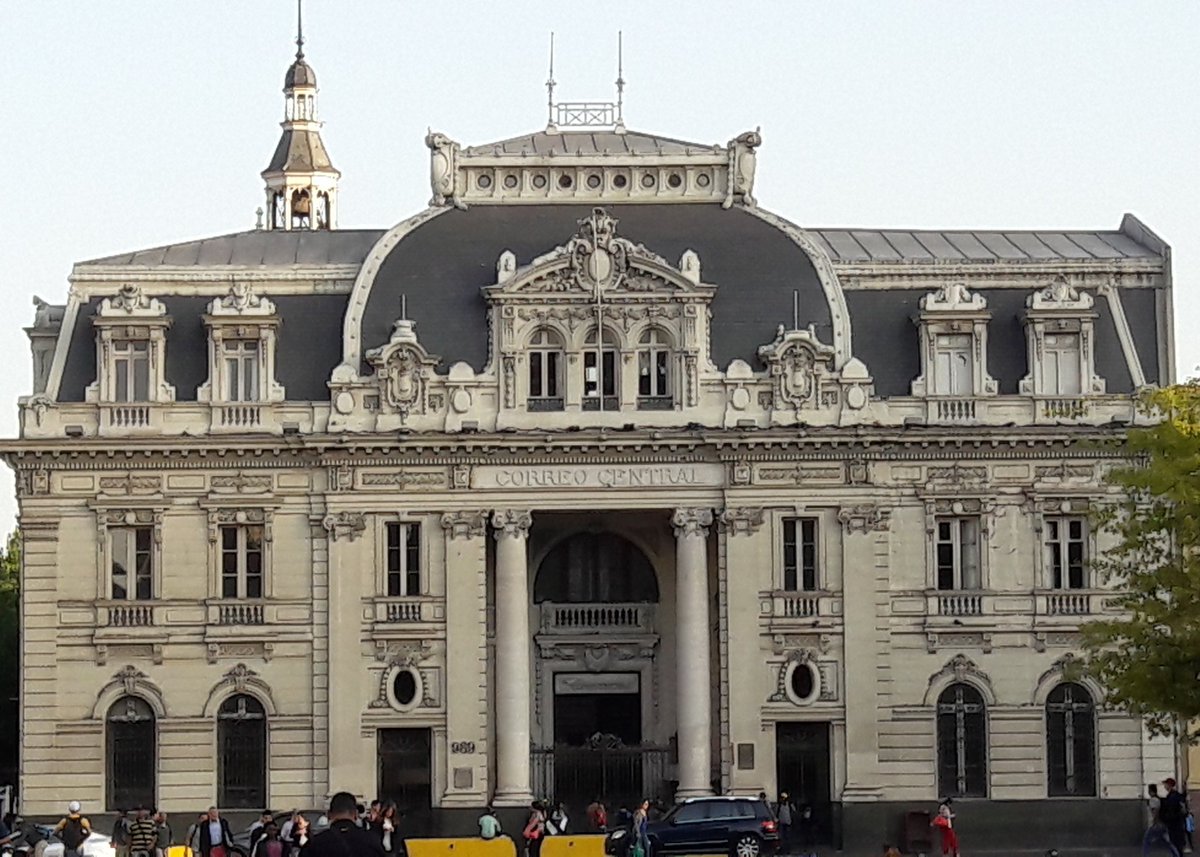LaTendenciaCL's tweet photo. Edificio del Correo Central, en Plaza de Armas de Santiago. Monumento historico, fue residencia de los Presidentes de Chile hasta 1846. @Muni_Stgo @stgoturismo @IntendenciaRM @MarcaChile https://t.co/zEitRNbkrK