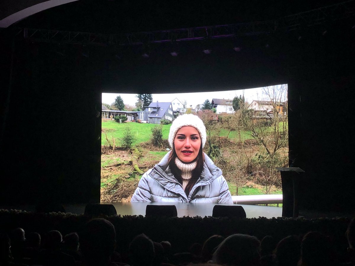 8Feride's tweet photo. Tebrikler canim❤️👏👏😘@EvcenF 2017 Yılının En Beğenilen Kadın Sinema Oyuncusu #FahriyeEvcen 
 #yilinyildizlari https://t.co/0TsdDTrTj5