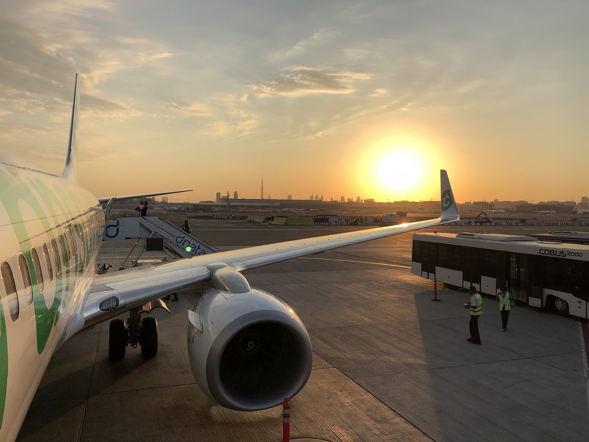 PaVaughan's tweet photo. @transavia seeing the sun set on Dubai while boardig the flight home https://t.co/rZrkRLh3Zc